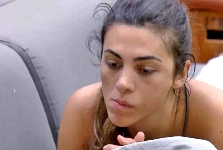 Em seguida, foi a vez da influencer Pétala Barreiros desistir do mesmo reality show - A Fazenda. Ela demonstrou estar com o psicológico abalado e optou por também deixar o programa.