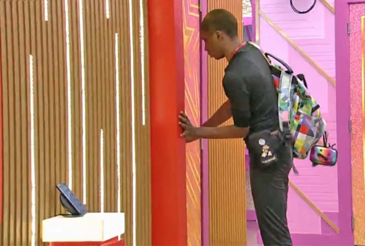 Logo nos primeiros dias do intenso BBB 21, o ator Lucas Penteado pediu para deixar o programa, logo após beijar Gilberto, o Gil do Vigor. O ator deu a entender que estava sendo julgado por isso. 