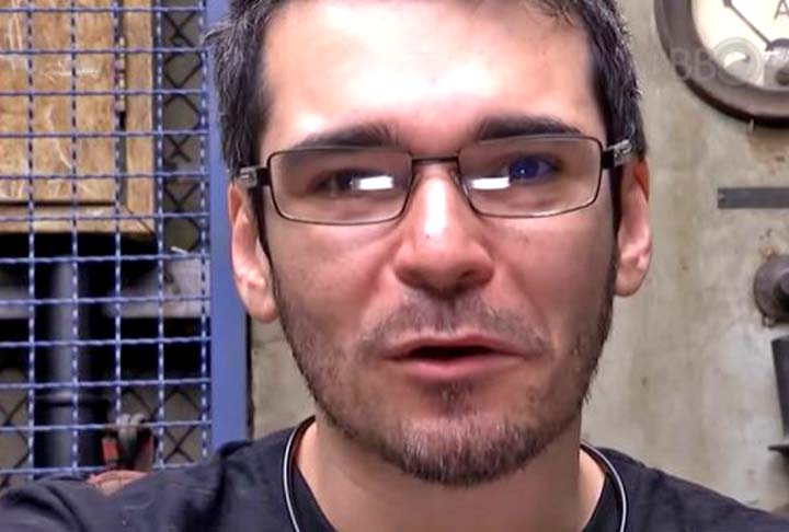 Em 2016, o filósofo Alan Marinho desistiu do BBB após 18 dias confinado. O potiguar tomou a atitude após saber que o seu pai estava internado em um hospital. Poucos dias depois, seu Adilson morreu. 