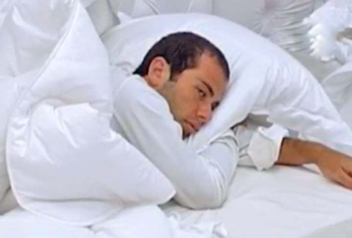 Ainda em 2009, quem desistiu foi Leonardo Jancu, após três semanas de confinamento do BBB. Ele estava se sentindo isolado dentro do jogo. 