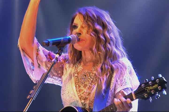 Elba Ramalho - 17/08/1951 (73 anos). É uma das maiores intérpretes da música nordestina, com uma carreira marcada por sucessos como Banho de Cheiro e Bate Coração. Sua energia contagiante no palco é reconhecida por públicos de todo o Brasil.