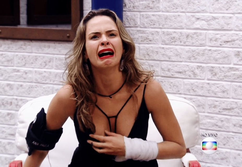 Uma das participantes mais marcantes do BBB 16, Ana Paula Renault foi expulsa por dar dois tapas na cara de Renan, seu rival na casa. Ela alegou estar embriagada e ter tido a intenção de provocá-lo, mas ele reclamou e a produção optou por tirá-la do programa.