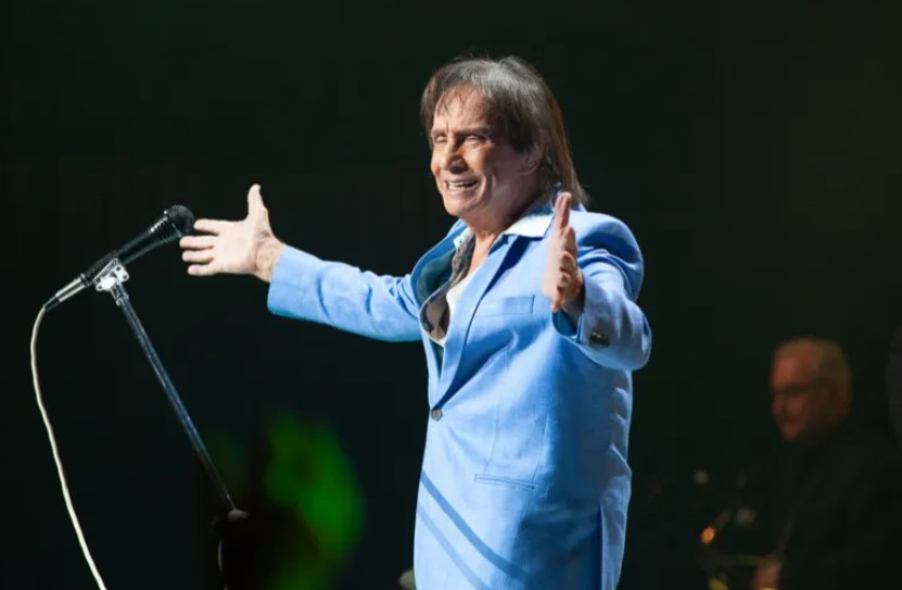 Roberto Carlos - 19/04/1941 (83 anos). O Rei é uma lenda da música brasileira, com uma carreira de mais de 60 anos. Sucessos como Detalhes e Como É Grande O Meu Amor Por Você são eternizados no coração dos brasileiros.