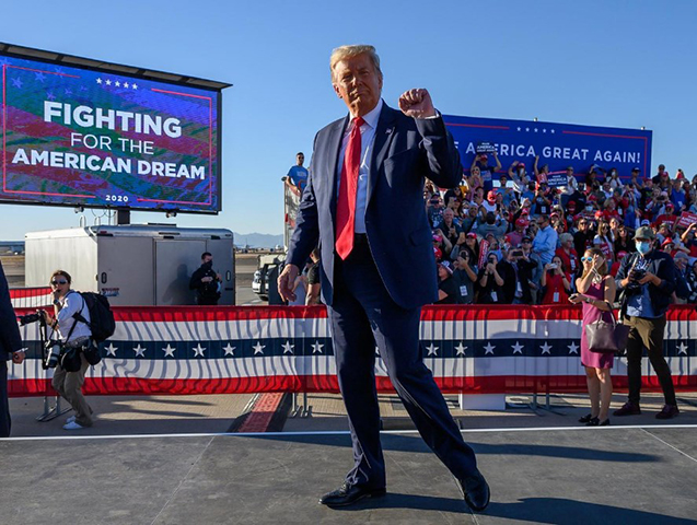 No cenário internacional, Trump adotou uma abordagem de América em Primeiro Lugar, renegociando acordos comerciais e retirando os EUA de pactos multilaterais como o Acordo de Paris sobre o clima.