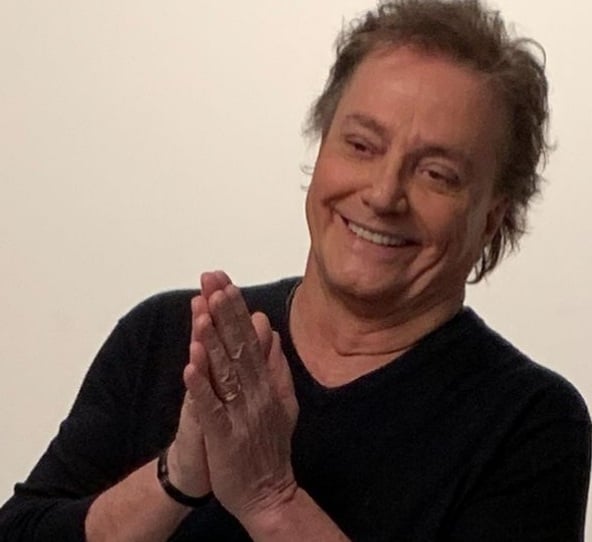 Fábio Júnior - 21/11/1953 (71 anos). É um dos cantores mais queridos do Brasil. Conhecido por suas baladas românticas, ele encantou gerações com sucessos como Alma Gêmea e Caçador de Mim, conquistando fãs ao longo de décadas de carreira.