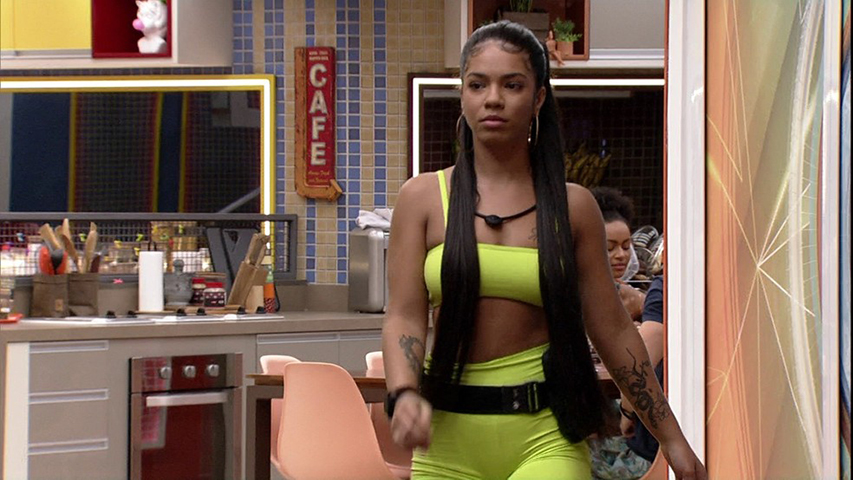 Já no BBB de 2022, a cantora Maria foi expulsa por agredir Natália Deodato com um balde. Coincidentemente ou não, as duas se envolveram com o mesmo homem dentro do jogo: Eliezer, que casou com Viih Tube anos depois.