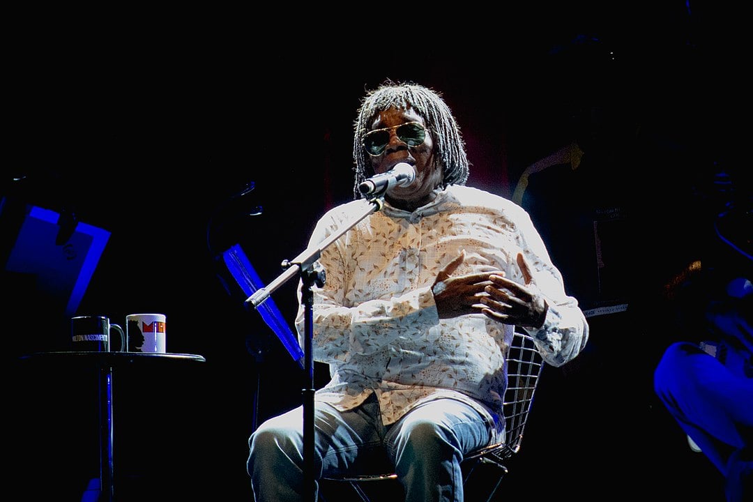 Milton Nascimento - 26/10/1942 (82 anos). Um dos maiores músicos do Brasil, o cantor é conhecido por sua voz única e por sua fusão de jazz, MPB e música mineira. Com músicas como Travessia e Cais, tornou-se uma referência na música mundial.