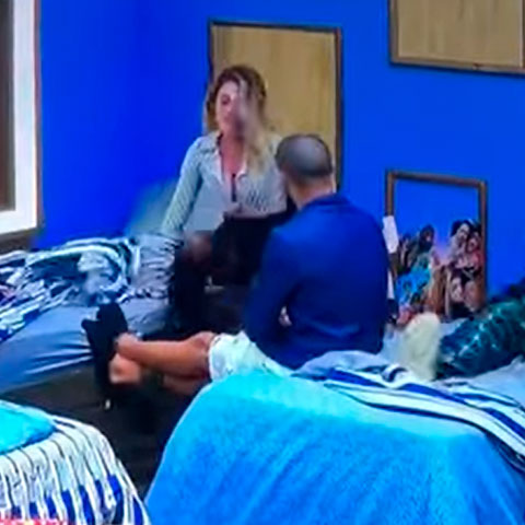 Favorita para ganhar a Fazenda 10, Nadja Pessoa agrediu Caíque Aguiar e deixou o confinamento. A influenciadora deu chutes na direção da perna do colega de confinamento e deixou o prêmio milionário escapar.