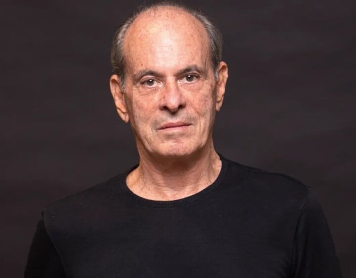 Ney Matogrosso - 01/08/1941 (83 anos). É um dos artistas mais ousados e inovadores da música brasileira. Com sua voz marcante e presença de palco única, ele conquistou sucesso com músicas como Homem com H e Cavalo Ferro.