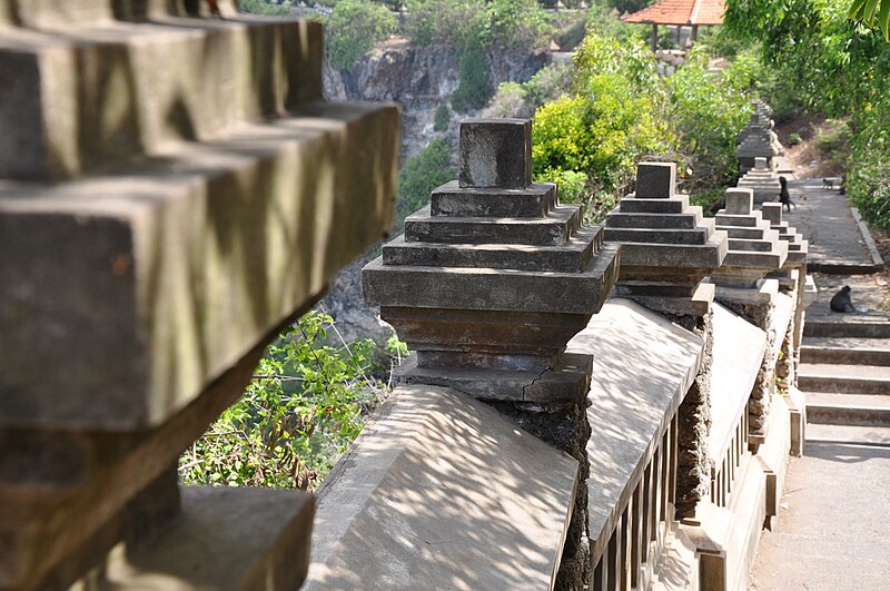 Para quem anda aqui independente, sem guia, é melhor ler as instruções e regras presentes em avisos por todos os cantos deste lugar, completa.