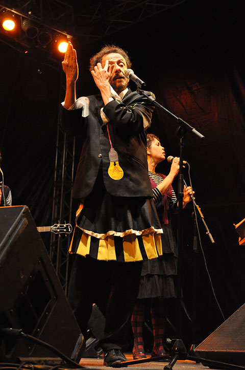 Tom Zé - 11/10/1936 (88 anos). É um dos maiores inovadores da música brasileira, sendo um dos pioneiros do movimento Tropicália. Sua obra mistura samba, bossa nova e experimentações sonoras, com clássicos como São Paulo, Sociedade Anônima e Augusto, Angélica e Consolação.