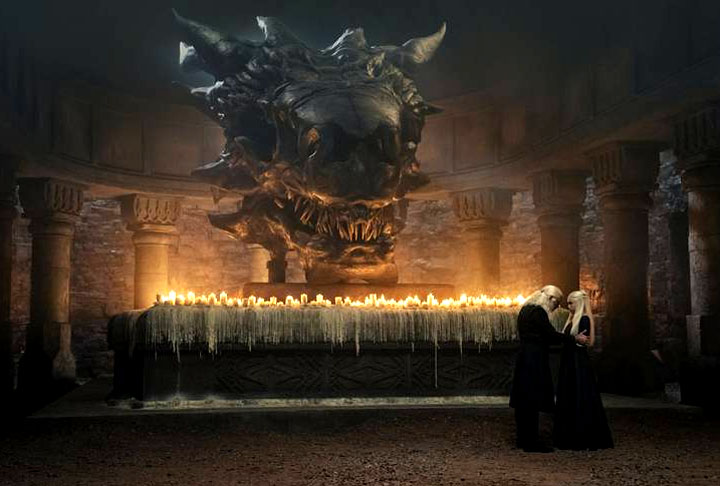 A Casa do Dragão se passa quase 200 anos antes da história de Game Of Thrones''. Para sermos mais específicos, ela acontece 172 anos da morte  de Aerys II Targaryen, o 'Rei Louco', e do nascimento de sua filha Daenarys Targaryen. Eles são alguns dos personagens principais de Game of Thrones. 