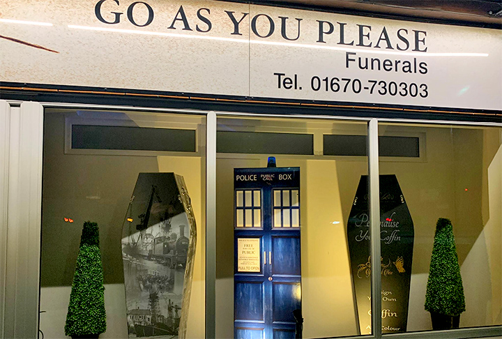 A empresa se chama Go As You Please - que significa 'Vá conforme quiser'. E já na vitrine, alternativas para um adeus inesquecível. 