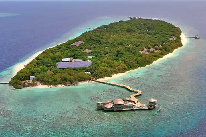 MALDIVAS - ÁSIA -300 km²: Composta por cerca de 1.200 ilhas no Oceano Índico, é um destino turístico de luxo, conhecido por suas praias de areia branca e resorts de alto padrão. É um dos países mais vulneráveis ao aumento do nível do mar devido à sua baixa altitude.