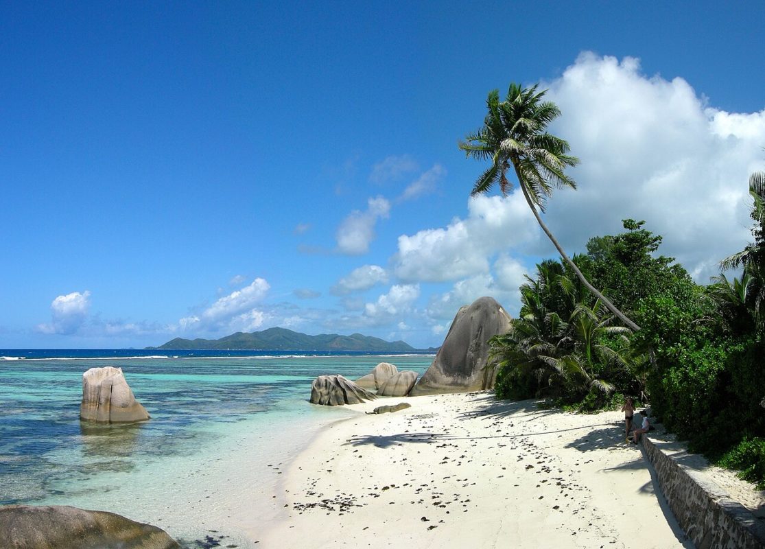 SEYCHELLES - ÁFRICA - 455 km²: Um arquipélago de 115 ilhas no Oceano Índico, famoso por suas praias intocadas e biodiversidade única. A economia é fortemente apoiada no turismo, pesca e exportação de coco e baunilha.