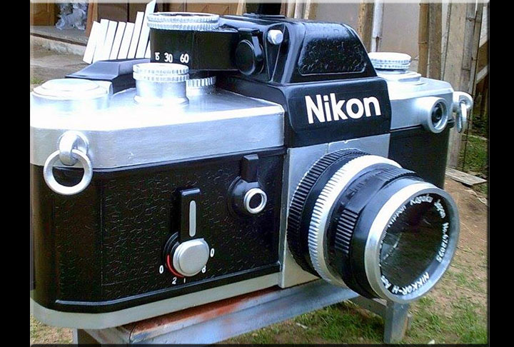 E o caixão-máquina fotográfica garante aquele registro eterno. Com a grife da Nikon, uma das marcas mais reconhecidas do mundo. Pura classe. 
