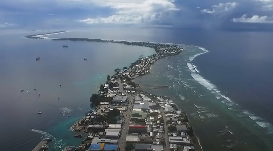 ILHAS MARSHALL - OCEANIA:  181 km²: Um país insular no Pacífico composto por 29 atóis e 5 ilhas isoladas, famoso por sua biodiversidade marinha e pela cultura polinésia. Enfrenta desafios como as mudanças climáticas, com aumento do nível do mar ameaçando sua existência a longo prazo.