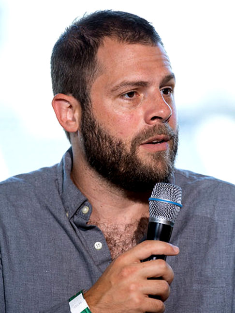 A Casa do Dragão  tem roteiro do britânico Ryan J. Condal (foto), enquanto Game Of Thrones foi escrita por David Benioff e Daniel Brett Weiss. 