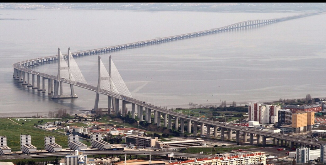A Ponte Vasco da Gama, em Portugal, foi inaugurada em 29/3/ 1998, dois meses antes da abertura da Exposição Mundial. O seu nome comemora os 500 anos da chegada de Vasco da Gama à Índia, em maio de 1498.. Tem 17, 185 km  sobre o rio Tejo.