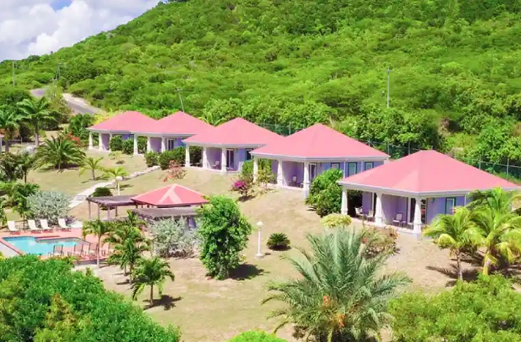 ANTIGUA E BARBUDA - AMÉRICA DO NORTE - 442 km²: Composta por duas ilhas principais e várias menores, é famosa por suas 365 praias, uma para cada dia do ano. O turismo é o principal motor econômico, atraindo visitantes pelo charme tropical e atividades aquáticas.