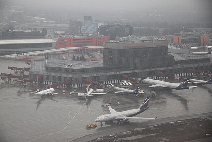 O país com o maior número de aeroportos na Europa é a Rússia, com cerca de 600 aeroportos, incluindo civis e militares. No entanto, se considerarmos apenas os países que estão completamente na Europa (já que a Rússia também tem parte na Ásia), a Alemanha lidera com cerca de 550 aeroportos e aeródromos registrados. 
