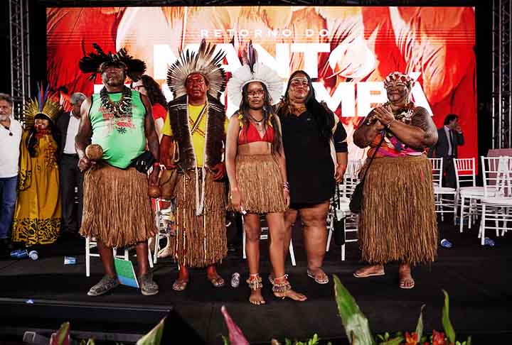 Ela também passou por diversas coleções de museus reais na Dinamarca. Coube ao Museu Nacional da Dinamarca, em Copenhague, ser o último portador de um dos poucos mantos tupinambá que sobreviveram ao tempo.