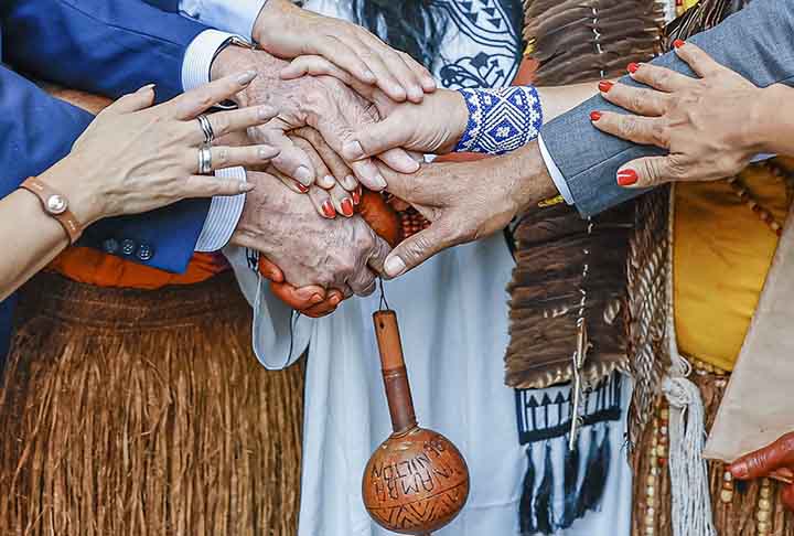 Um grupo de duzentos Tupinambás acampou ao lado de fora do prédio, com tambores e todas as honras para ver o precioso manto e se reconectar com suas antigas tradições. Agora, o manto fará parte do acervo do novo Museu Nacional, destruído por um incêndio em 2018, e que deve ser reaberto em 2025. 