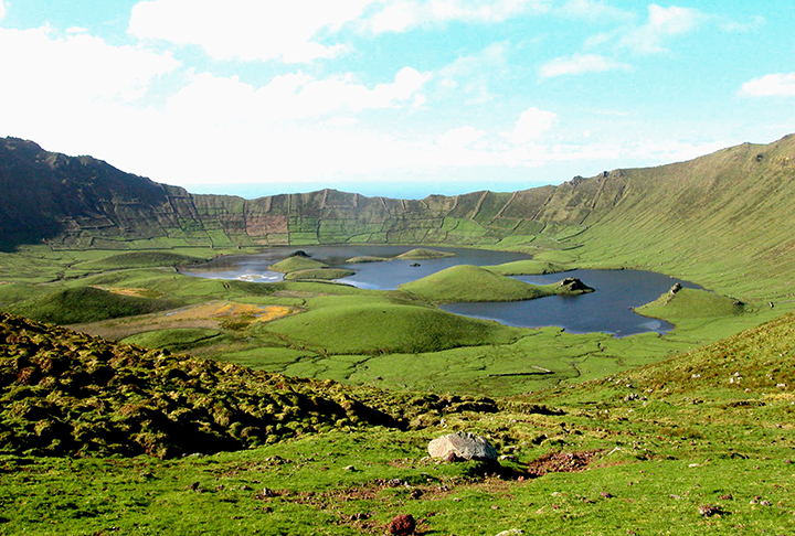 Ilha dos Açores, Portugal: A ilha conta com paisagens deslumbrantes, vulcões adormecidos, lagos azuis e cascatas impressionantes. Em todas as ilhas é possível nadar em piscinas naturais aquecidas pela terra vulcânica.