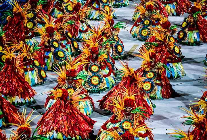 O processo de confecção do Manto foi possível graças ao diálogo com os Encantados, as anciãs e toda a comunidade. Como forma de reavivamento de memórias e revitalização da cultura do povo Tupinambá. Na foto, a representação dele no carnaval carioca, pela Acadêmicos do Grande Rio. 