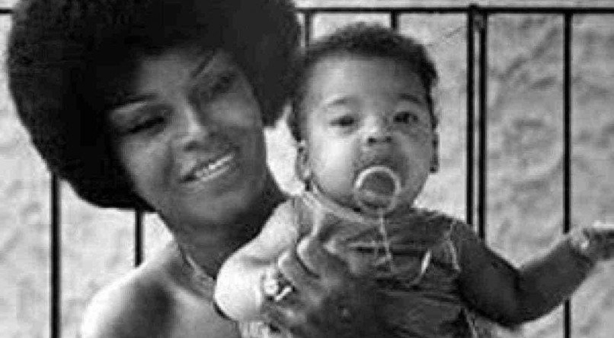 Em 1976, Elza teve um filho com Garrincha: Manoel Francisco dos Santos Júnior, o Garrinchinha. 