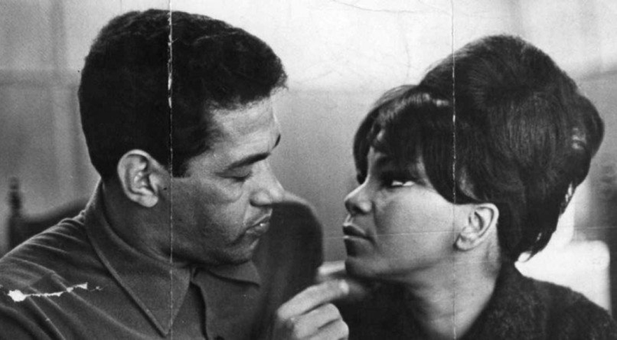 Elza conheceu Garrincha em 1962, quando ele era casado. Os dois viveram um romance, Garrincha separou-se da mulher e os dois oficializaram a união em 1966. Mas fãs de Garrincha hostilizavam Elza e chegavam a apedrejar a casa do casal. 