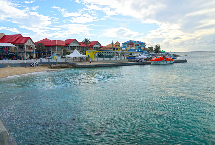 Grand Cayman, Caribe: Essa é a maior das Ilhas Cayman, que conta com uma rica vida marinha, incluindo as famosas arraias nas águas rasas da Stingray City. Tem também o encantador Cayman Turtle Center, um centro de pesquisa e proteção de tartarugas.