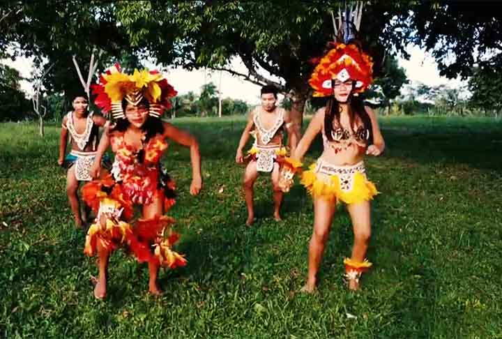 A indumentária emplumada representa para o povo Tupinambá uma confluência entre a dimensão espiritual (os Encantados e os antepassados), o meio ambiente, a economia e a agroecologia e a transmissão de saberes.