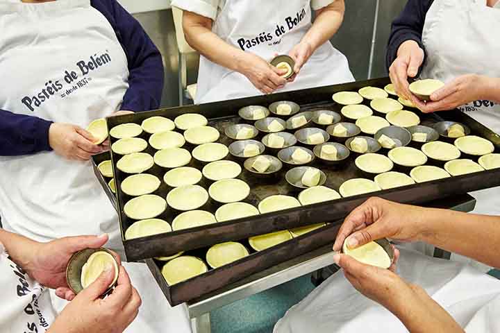 Dependendo da receita pode trocar-se o leite por natas, juntar farinha ou amido ou adicionar outros aromas. Começa-se por criar uma infusão com o leite e ovos de forma a criar um creme.