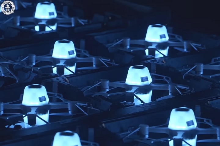 Os drones utilizados foram do modelo Outdoor V3 formation UAV, que conta com hélices quádruplas e uma bateria potente o suficiente para mantê-lo em voo por até 35 minutos.