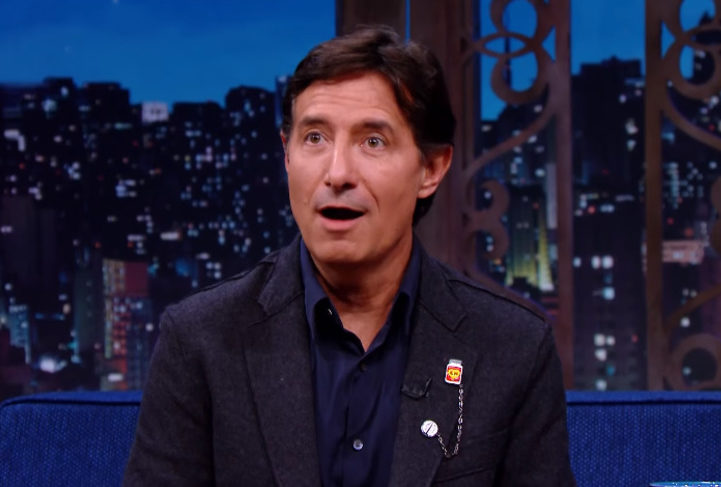 Presidente do Chespirito, Roberto Gómez Fernández, filho de Bolaños, condicionou a extensão do acordo a um aumento no valor desembolsado pela emissora mexicana. A Televisa não topou e o programa parou de ser exibido.