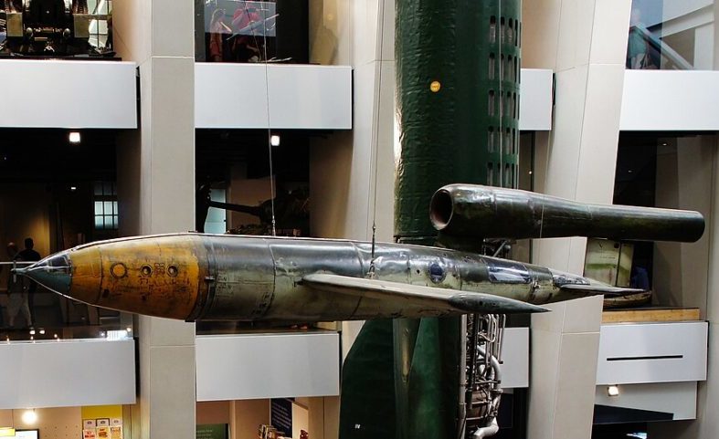 A história dos drones remonta à Segunda Guerra Mundial, com o desenvolvimento de bombas voadoras alemãs como a V-1. Essas primeiras versões eram rudimentares e controladas por mecanismos simples.