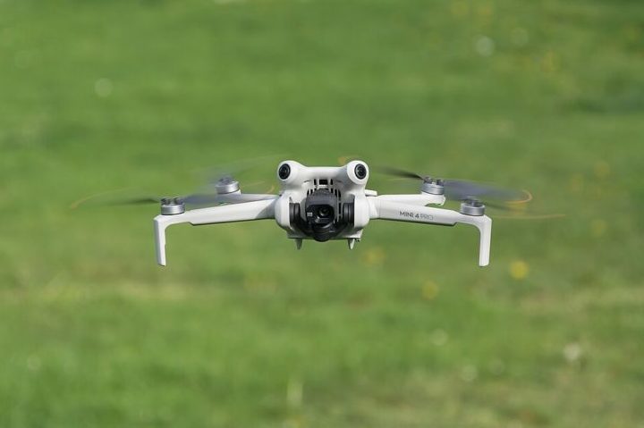 Já os drones para uso pessoal e comercial começaram a ganhar popularidade na década de 2010, especialmente com o surgimento de fabricantes como a DJI.