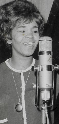 Aos 16 anos, talentosa para a música e confiante, ela se inscreveu num programa de calouros. E ganhou a nota máxima. Ingressou numa orquestra, mas nem sempre podia se apresentar, pois alguns lugares não aceitavam uma negra no palco. 