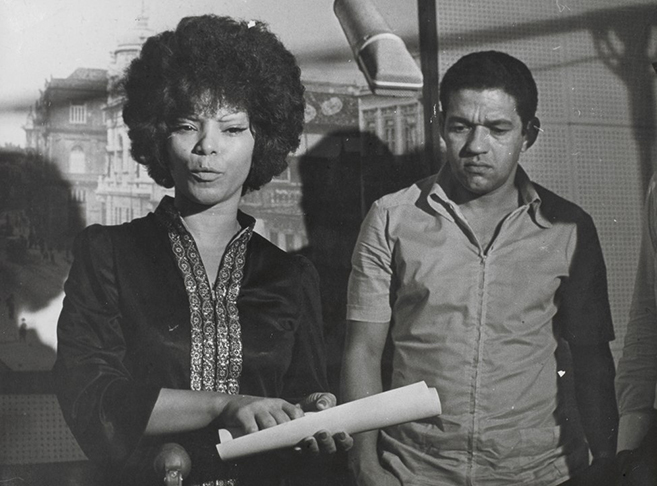 Em 1982, Elza se separou de Garrincha por causa de agressões físicas, ciúmes, traições e humilhações. O alcoolismo do jogador havia atingido um nível intolerável. Elza tentou ajudá-lo a se livrar da bebida, mas era hostilizada por ele e pelos amigos do jogador. 