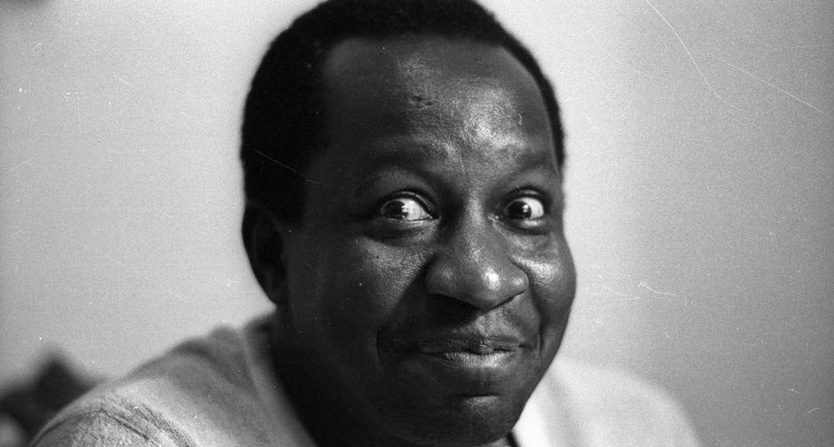 Antônio Carlos Bernardes Gomes nasceu em 7 de abril de 1941, no morro de Cachoeirinha, em Lins de Vasconcelos, Rio de Janeiro, e teve uma infância humilde. Filho de uma empregada doméstica, Mussum ensinou a mãe a ler e era muito dedicado à família.