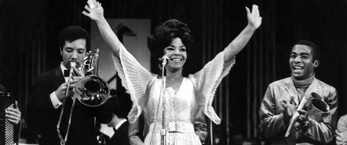 Aos 18 anos, ela oficializou o casamento e ganhou o sobrenome Soares, que manteria no nome artístico. Elza ficou viúva e a  vida continuou pregando peças. Em 1950, sua filha Dilma, recém-nascida, foi sequestrada pelo casal que tomava conta da criança. Foram 30 anos até encontrar a filha, adulta.