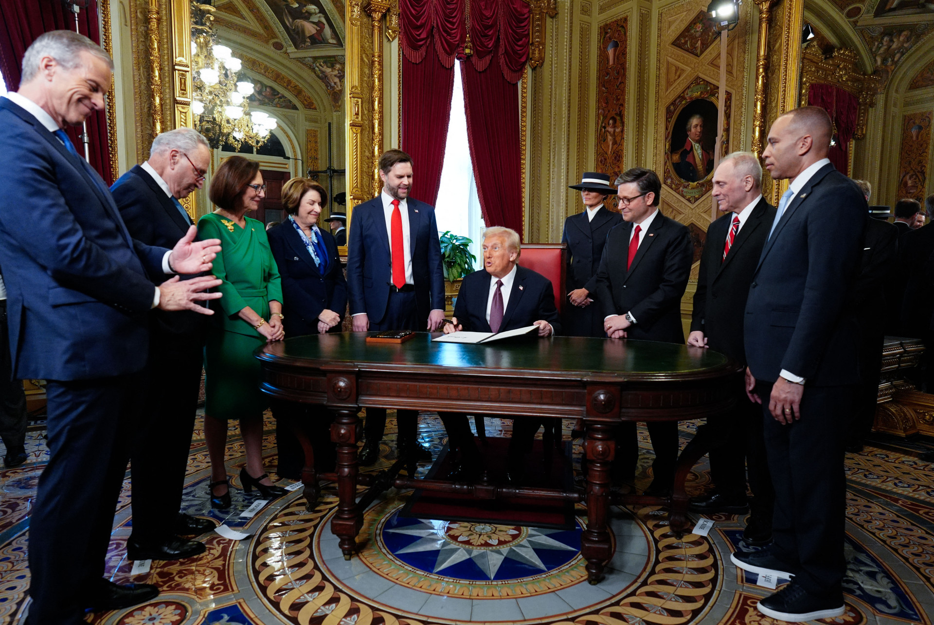￼TRUMP com o líder da maioria e o da linoria no Senado, o vice-presidente JD Vance, Melania Trump, o presidente da Câmara, o líder da maioria e o da minoria na Câmara (Foto: Melina Mara / POOL / AFP)