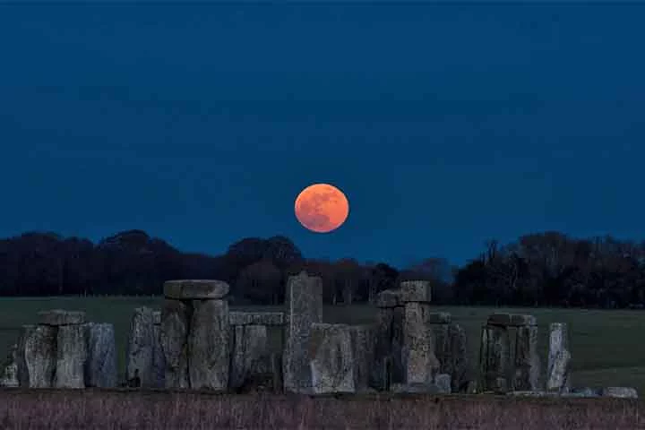 Ao longo dos séculos, muitas pessoas se reúnem em frente ao Stonehenge, um imponente monumento pré-histórico que domina a planície de Salisbury, no sudoeste da Inglaterra. Pesquisadores tentam descobrir se a construção tem relação com um evento lunar raro.