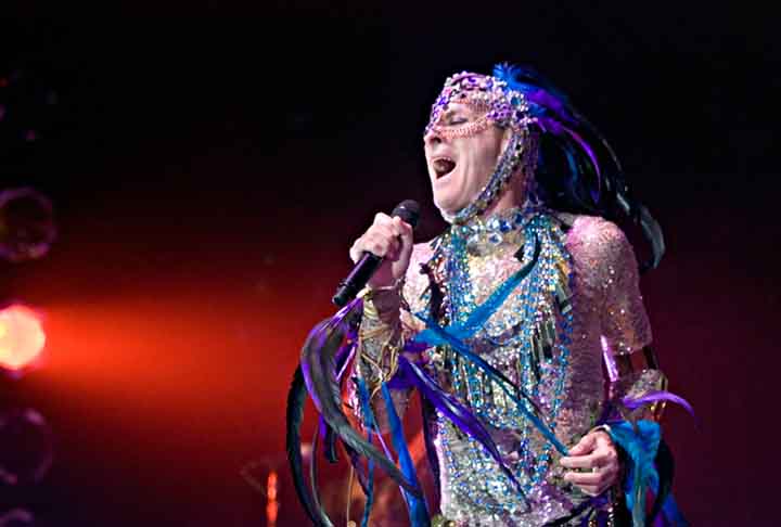 Ney Matogrosso iniciou, então, a sua carreira solo e lançou seu primeiro álbum solo em 1974, batizado de “Água do Céu - Pássaro”. 

