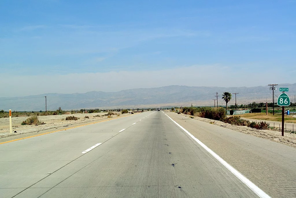 Salton City, Califórnia, EUA: Situada no Vale de Coachella, esta cidade possui uma população de 5.000 pessoas e ocupa 57 km². Está em média 38 metros abaixo do nível do mar, sendo próxima ao Salton Sea, uma área com depressão natural.
