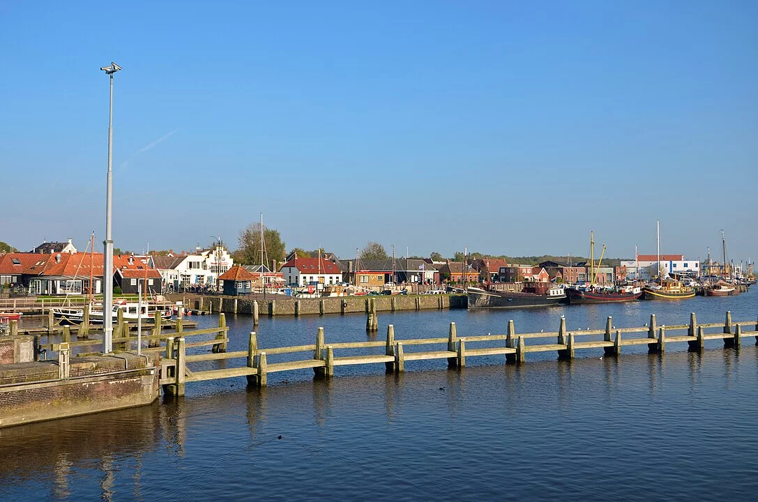 Zoutkamp, Países Baixos: Uma vila no norte da Holanda com aproximadamente 500 habitantes, Zoutkamp se encontra cerca de 3 metros abaixo do nível do mar. É uma área agrícola protegida por diques e conhecida por seus canais.
