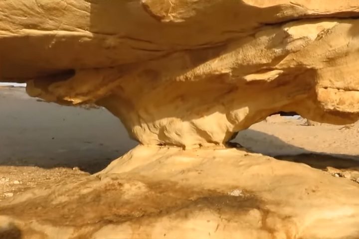 Além do recorte intrigante, outro fator que faz de Al Naslaa um verdadeiro enigma é o fato de seus blocos descansarem sobre pequenos pedestais naturais, criando a ilusão de que estão suspensos no ar. 