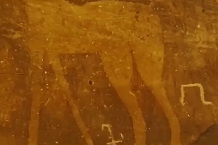 A face sudeste da rocha está coberta de petróglifos (símbolos e imagens ilustram cavalos árabes, íbex e figuras humanas), o que indica que a região já foi habitada por antigas civilizações.