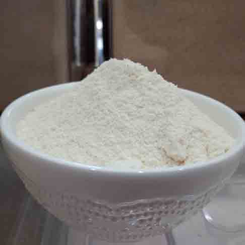 Farinha de Coco- É  rica em fibra, nutrientes e gorduras saudáveis. Ajuda na digestão e na saúde do coração. A cada 100 gramasa possui 438 calorias. É adicionada a receitas de bolos, vitaminas e iogurtes.